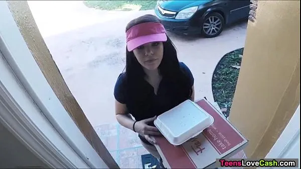 XXX Kimber Woods delivers pizza and bangs customer for more tips novih videoposnetkov