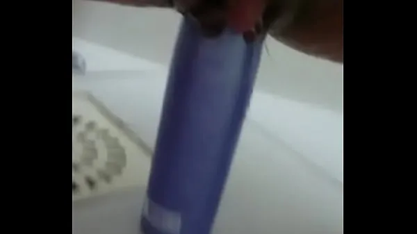 XXX Stuffing the shampoo into the pussy and the growing clitoris วิดีโอใหม่