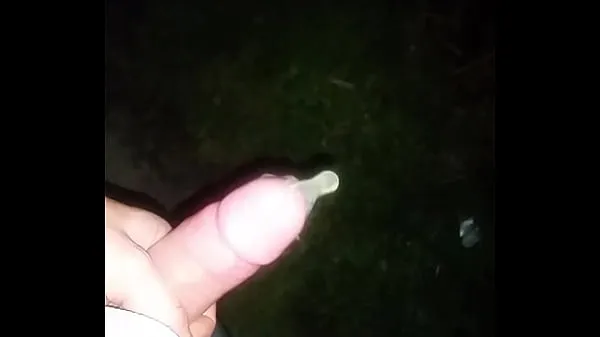 XXX Filling a condom with piss nye videoer