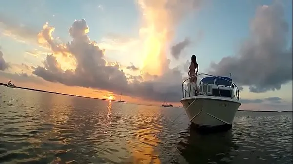 XXX Flashing on a boat नए वीडियो