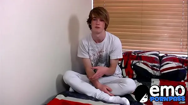 XXX Ginger emo twink Kai Alexander pleasures himself on a bed 件の新しい動画