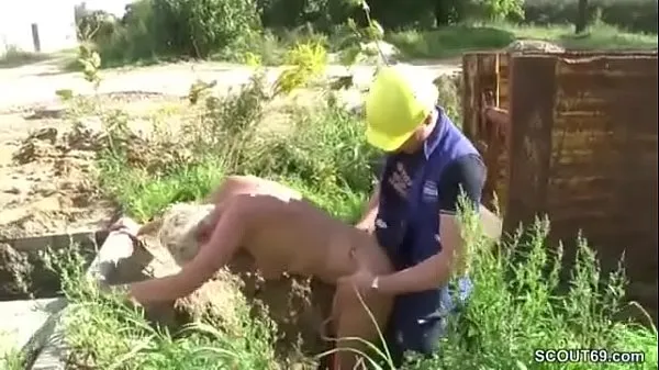 XXX fucks the construction worker when the old man is at work novih videoposnetkov