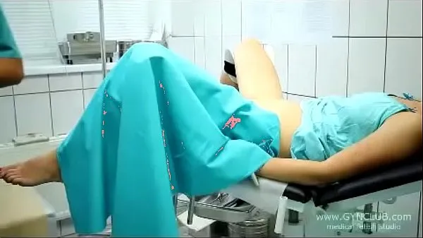 XXX beautiful girl on a gynecological chair (33 nye videoer