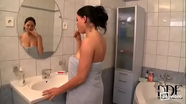 XXX Girl with big natural Tits gets fucked in the shower नए वीडियो