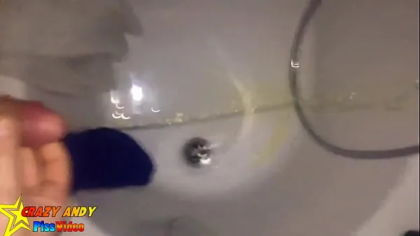 XXX Andy just pisses in the bathtub of her best friend (secretly Video baharu