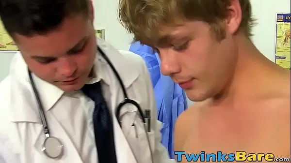 XXX Sweet bottom bitch twinkie gets bareback fucked by his doc مقاطع فيديو جديدة