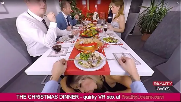 XXX Vittoria Dolce está soprando você debaixo da mesa durante o jantar de Natal em VR novos vídeos