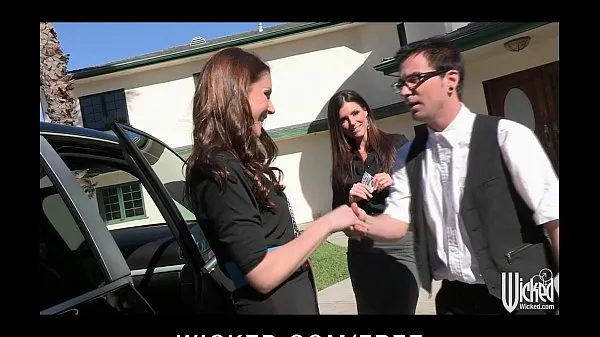 XXX Pair of sisters bribe their car salesman into a threesome Video baru