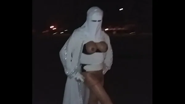 XXX veiled muslim opens her djellaba in the street new Videos