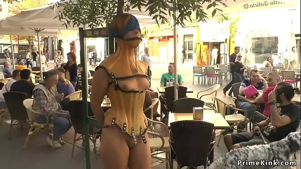 XXX Blindfolded slave d. in public nových videí