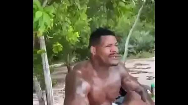 XXX Negro dotado musculoso en la playa / Negao dotado musculoso na praia vídeos nuevos