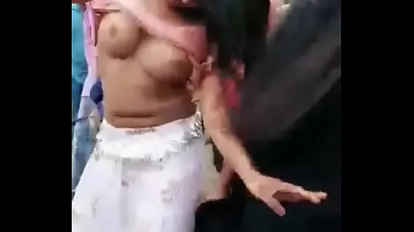 XXX HOT INDIAN STREET DANCE AND BOOBS EXPOSING novih videoposnetkov