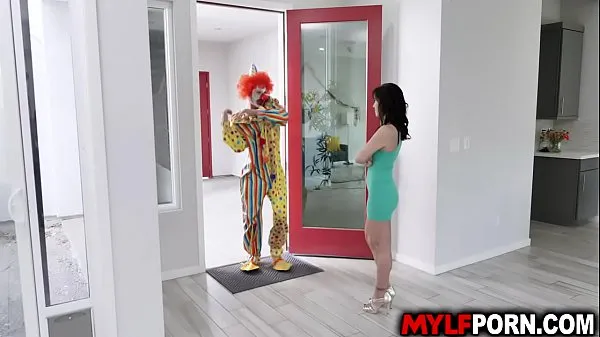 XXX Hot MILF Alana Cruise hires a clown for her birthday and got surprise when the horny clown gave her an awesome birthday sex nye videoer