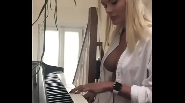 XXX Escote tocando el piano vídeos nuevos