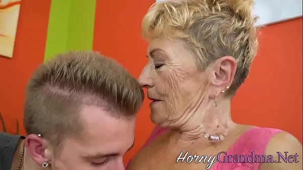 XXX Horny blonde granny sucks cock nouvelles vidéos