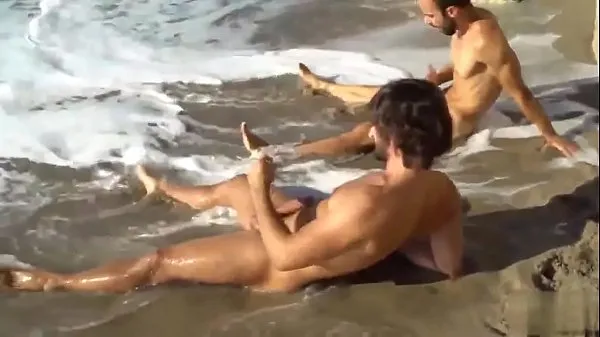 XXX Dois amigos gays se acariciando na praia novos vídeos