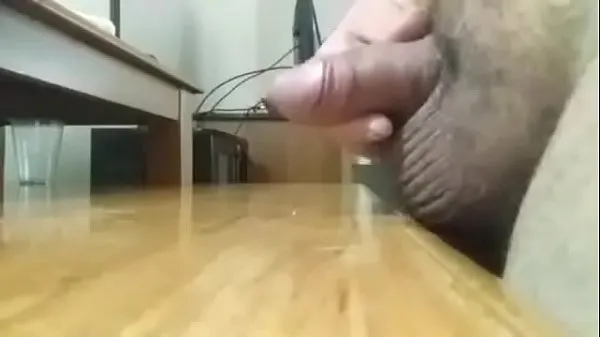 XXX Huge cumshot from a young chub 新视频