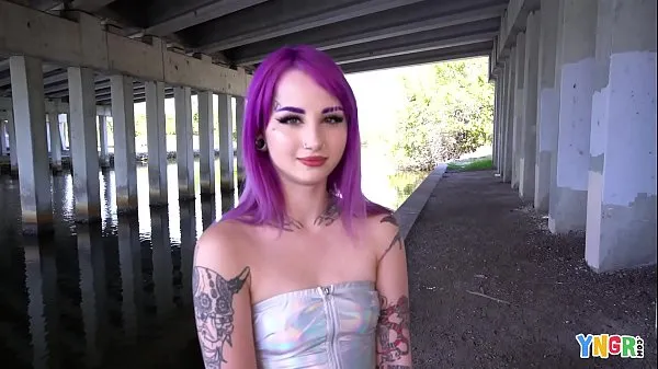 XXX YNGR - Hot Inked Purple Hair Punk Teen wird geschlagen neue Videos