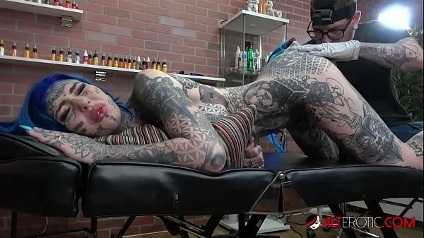 XXX Gata australiana peituda tatuou o traseiro depois de transar com o tatuador novos vídeos