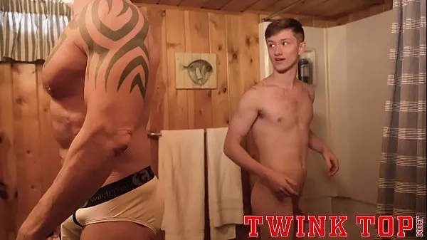 XXX TWINKTOP - Stud di twink appeso scopa il vecchio dai muscoli argentati senza sellanuovi video