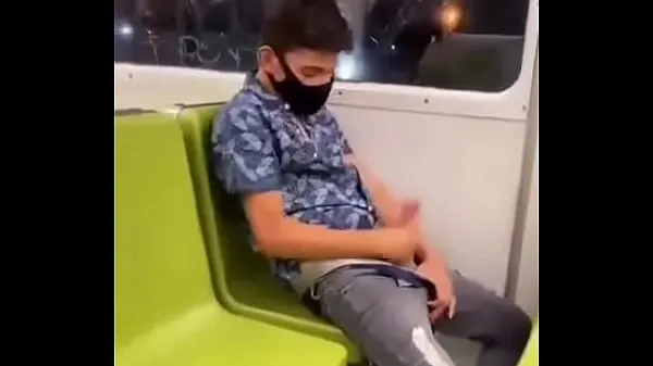 XXX Masturbándose en el metro مقاطع فيديو جديدة