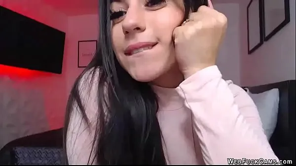 XXX Peitões, morena, amadora, puta gostosa, lambendo o vidro, em seguida, derramando o vibrador rosa em seu d. e chupando-o em um show de webcam privado ao vivo caseiro novos vídeos