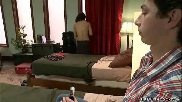 XXX Travesti peituda fode cara no albergue novos vídeos