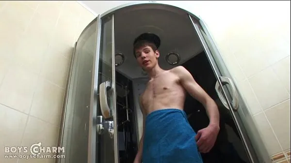 XXX Bold twink profite d'un travail de remorqueur dans une cabine de douche nouvelles vidéos