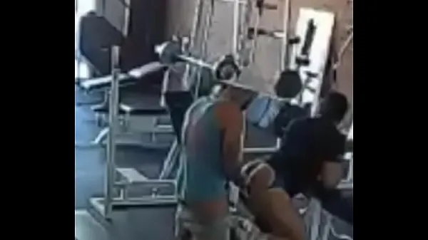 XXX Des mecs chauds baisent dans la salle de sport avant l'arrivée d'autres clients nouvelles vidéos