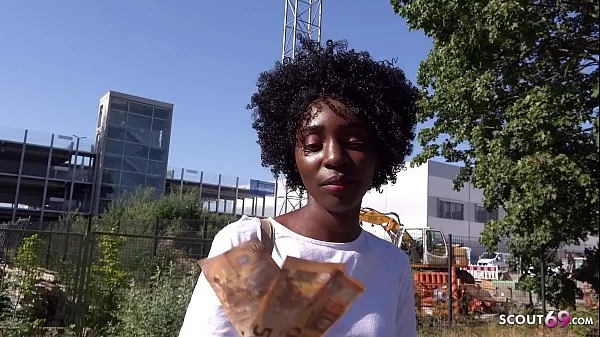 XXX GERMAN SCOUT - BLACK EBONY MILF ZAAWAADI REAL PUBLIC PICKUP SEX POUR DE L'ARGENT À BERLIN nouvelles vidéos