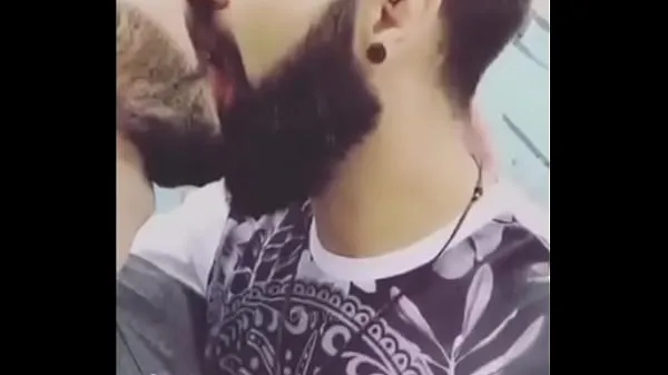 XXX Hot Gay Kiss Between Two Bearded Guys νέα βίντεο