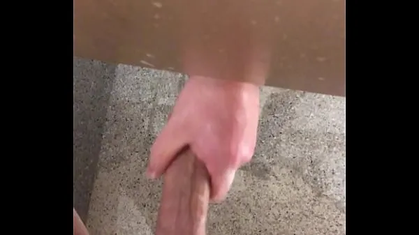 XXX handjob under shower stall at ymca nových videí