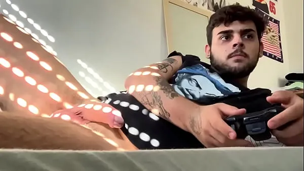 XXX Dotado batendo e gozando no controle de Videogame Twitter - nobrepoa مقاطع فيديو جديدة