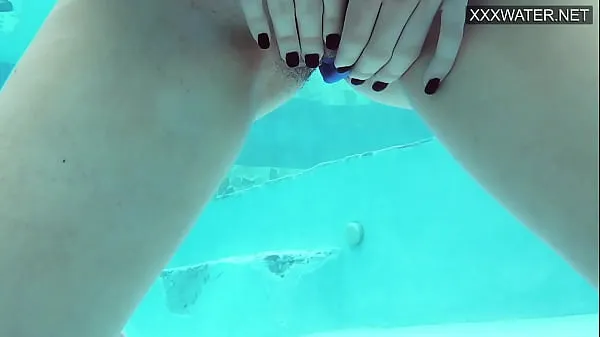 XXX Masturbation sous l'eau chaude de la piscine d'Emi Serene nouvelles vidéos