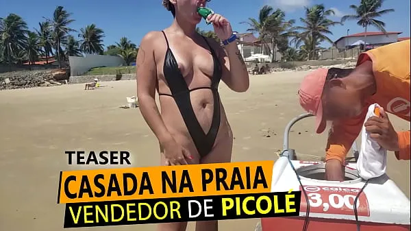 XXX Loira Casada de fio dental na praia, pagando peitinho para vendedor de Picolé em RN yeni Video