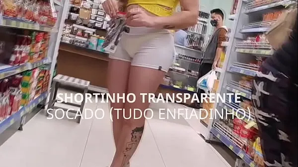 XXX Teaser: Freche verheiratete Frau im Supermarkt, die kurze transparente Shorts trägt, die in die Muschi geschlagen sind neue Videos