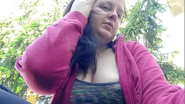 XXX Nicoletta fume dans un jardin public et vous montre ses gros seins en les sortant de sa chemise nouvelles vidéos