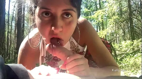 XXX Young whore sucked a stranger in the woods in public νέα βίντεο