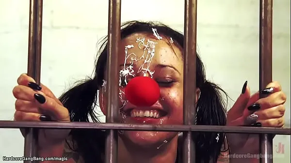 XXX Holly Hendrix, petite agente en ébène, se fait baiser par un groupe de clowns à grosse bite, puis double pénétration et gangbang anal en prison nouvelles vidéos