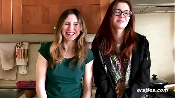 XXX As lésbicas fofas Felicia e Lina adoram moer no quarto novos vídeos