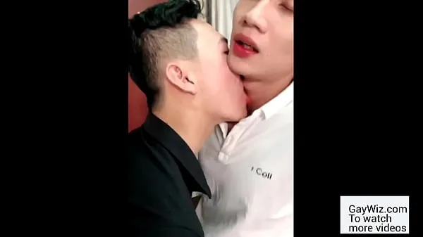 XXX Two slim Asian twinks enjoy their first sex 新视频