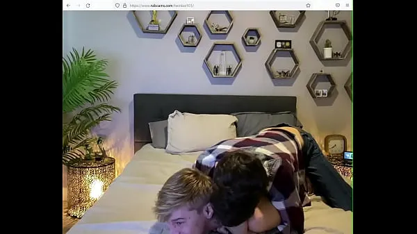 XXX twee gay knapen met grote lul verwennen en pijpen elkaar Video baru