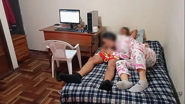 XXX Minha linda vizinha me deixa abaixar a calcinha parte 2: depois de assistir alguns filmes, acabo transando com ela antes que alguém chegue em casa e nos pegue novos vídeos