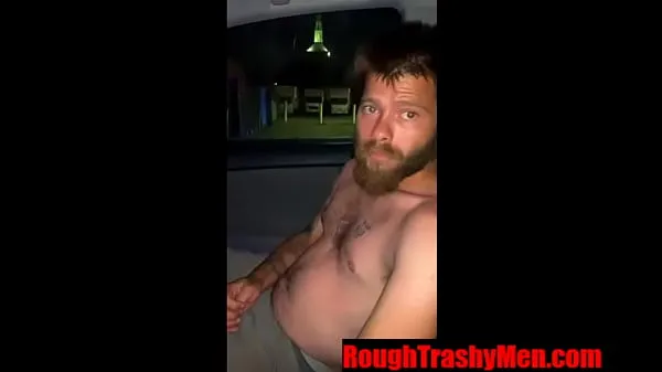 XXX Homeless Stud sucks his first cock nieuwe video's