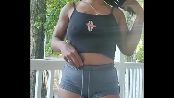 XXX Ebony putain Dehors essayant de retenir mon pipi mais je ne peux pas donc je vous supplie de s'il vous plaît laissez-moi faire pipi comme je fais pipi mon short nouvelles vidéos