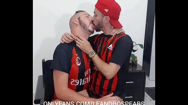 XXX Comendo e engolindo a boca e a língua em beijos fortes مقاطع فيديو جديدة