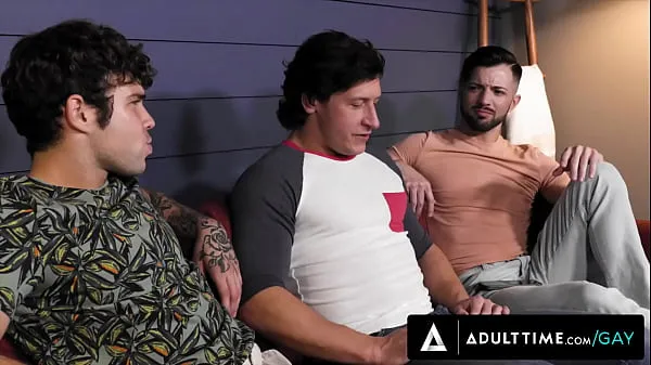 XXX ADULTO TIME - O bicurioso Dalton Riley permite que melhores amigos gays o seduzam em um trio! PRIMEIRO BAREBACK novos vídeos