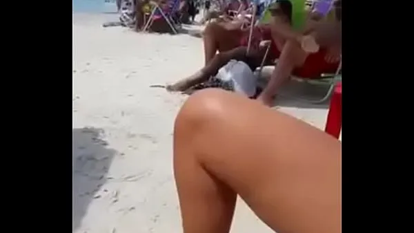 XXX Casada safada exibindo na praia essa gosta de rola preta grande e grossa marido corno trabalhando Video mới