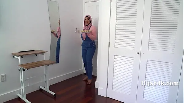 XXX Corrupting My Chubby Hijab Wearing StepNiece novih videoposnetkov