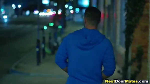 XXX Strangers meet in dark alley for gay sex új videó